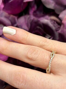 Diamond Twist Crossover Band (1/4 ct. t.w) in 14k Gold